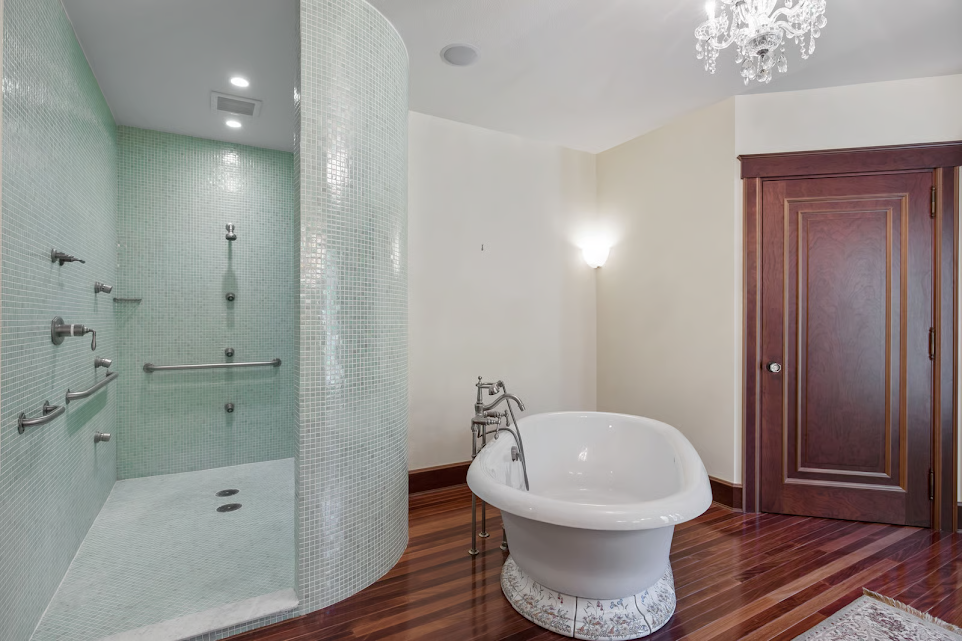 Bathtub and walk-in shower design